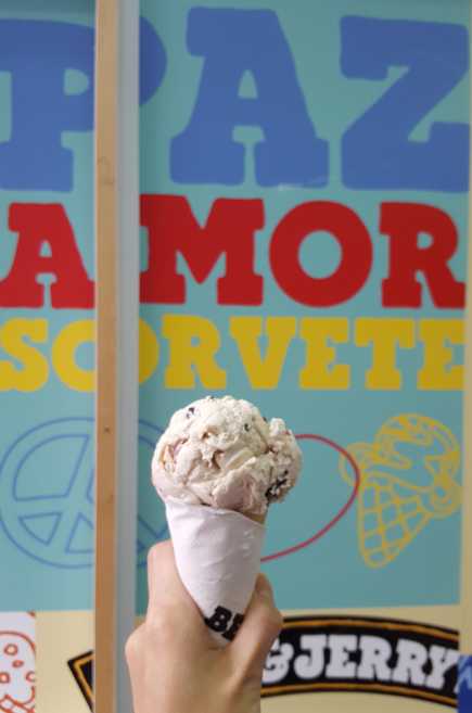 Free cone day bem aproveitado com o sorvete Cherry Garcia