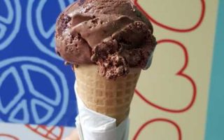 Free Cone Day com Sorvete da Ben & Jerry's sabor Chocolate Fudge Brownie