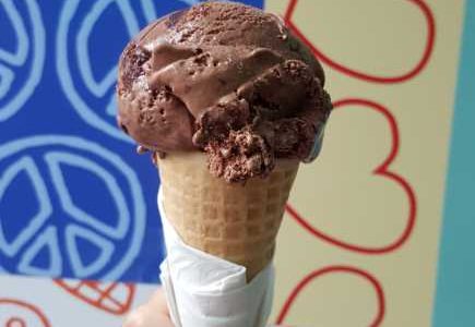 Free Cone Day com Sorvete da Ben & Jerry's sabor Chocolate Fudge Brownie