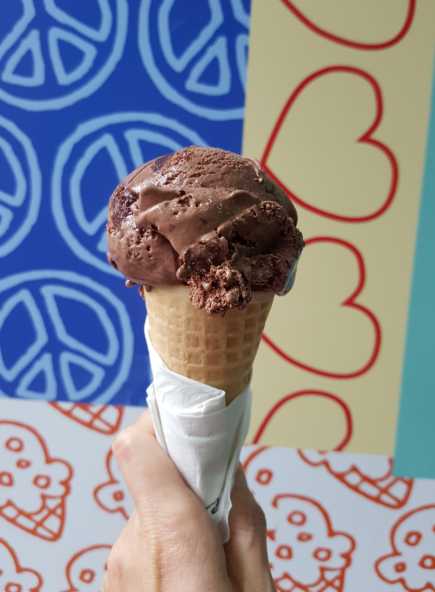 Free Cone Day com Sorvete da Ben & Jerry's sabor Chocolate Fudge Brownie