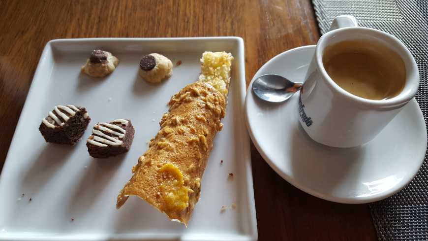 Docinhos e café