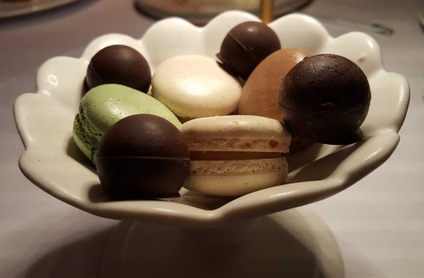 Acompanhamentos do café: macarons e trufas