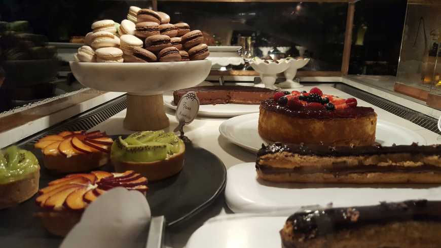 Vitrine de doces do restaurante Chef Rouge