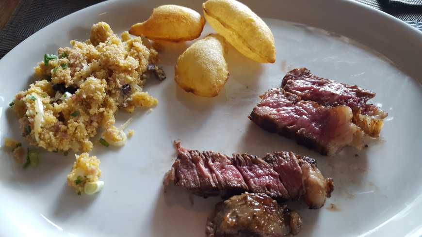 Prato com Farofa da Varanda, batatas suflê e carne