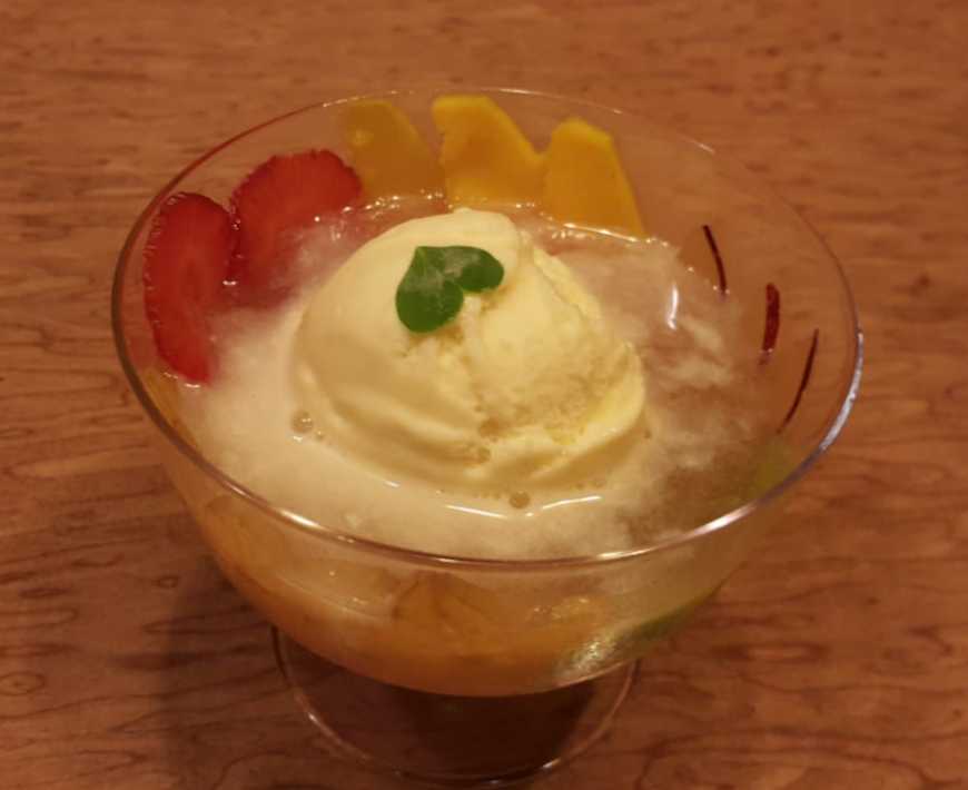 Sobremesa Fruits no suppu: frutas laminadas em calda de especiarias e sorvete de creme