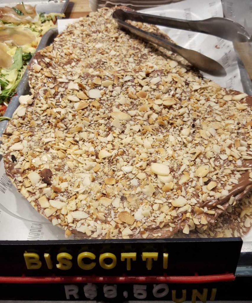 Biscotti: massa coberta de Nutella e amêndoas