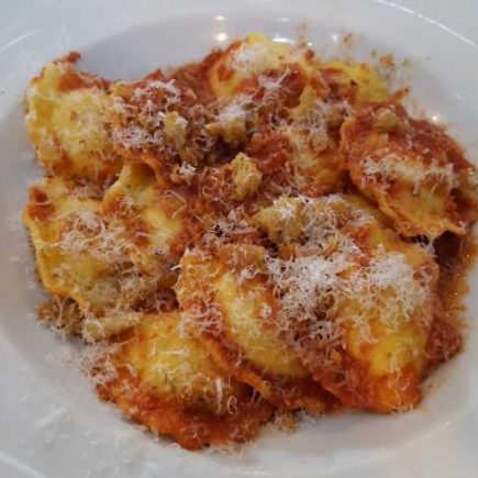 Ravioli da Vó: ravioli recheado de ricota temperada, molho de tomate, parmesão e manjericão