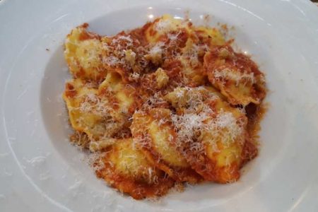 Ravioli da Vó: ravioli recheado de ricota temperada, molho de tomate, parmesão e manjericão