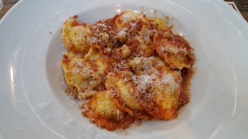 Ravioli da Vó: ravioli recheado de ricota temperada, molho de tomate, parmesão e manjericão