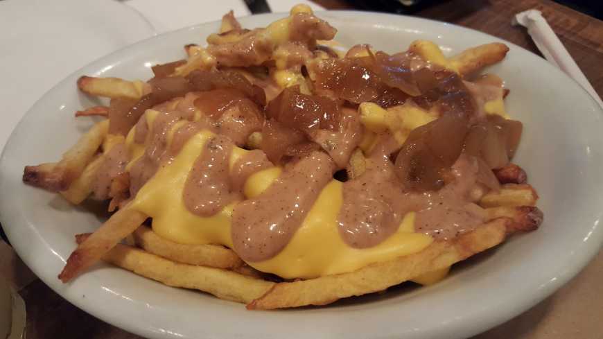 California Style Fries: porção de batata frita com molho cheddar, molho Thousand Island e cebola caramelizada.
