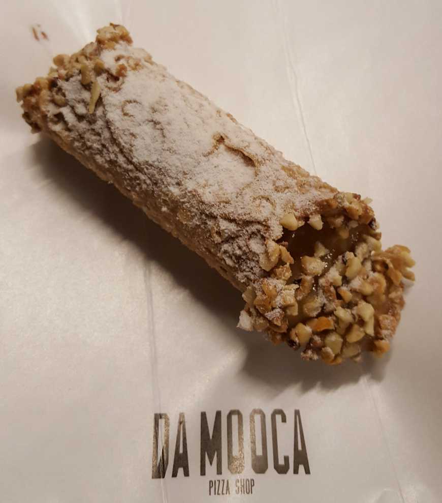 Cannolo de doce de leite e castanhas