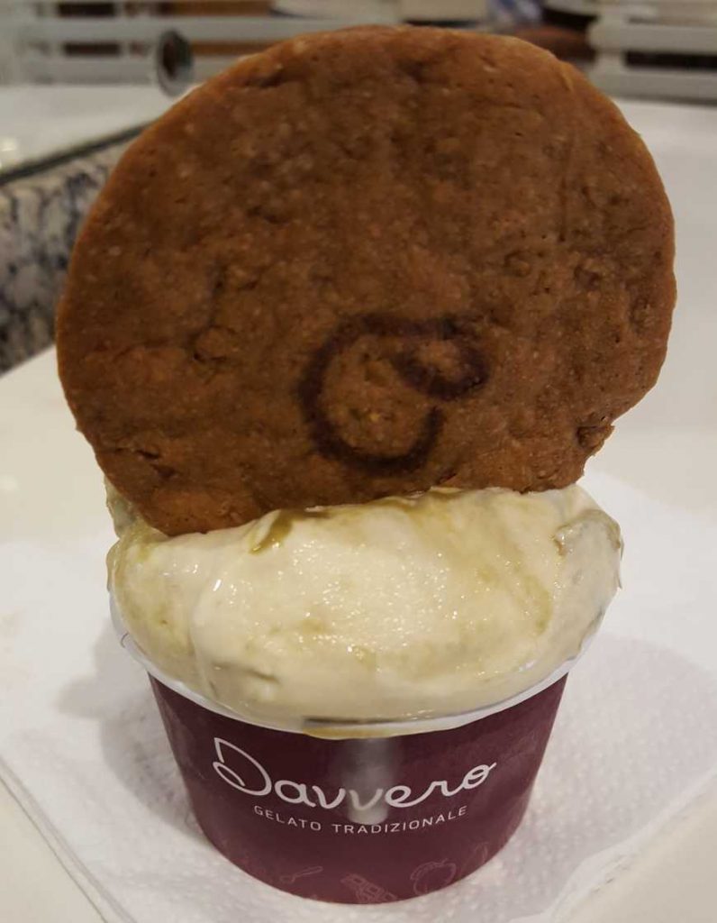 Gelato de pistache com amêndoas