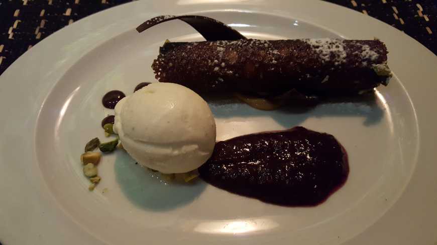 Cannolo de doce de leite com chocolate, calda de frutas vermelhas e sorvete de baunilha do Loup Restaurante