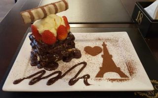 Torre XV: três camadas de brownie, brigadeiro branco, mousse de chocolate ao leite, Nutella, sorvete, morango e Kinder Bueno