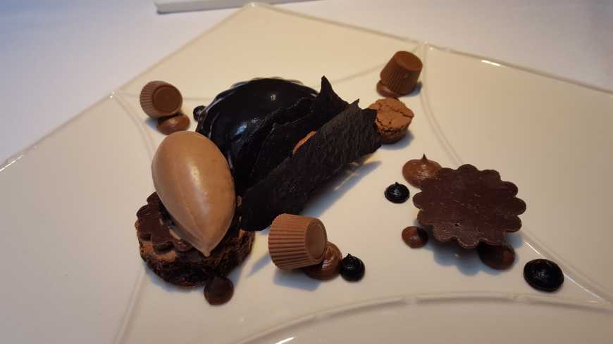 Assoluto de ciocolato com diversas texturas e intersidades de chocolate