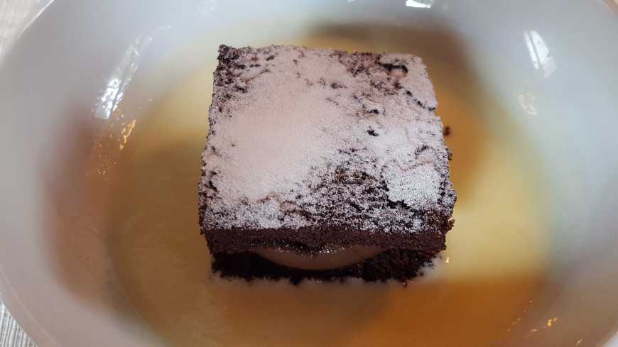 Bolo de chocolate morno com brigadeiro cremoso e creme inglês de cardamomo do Extásia