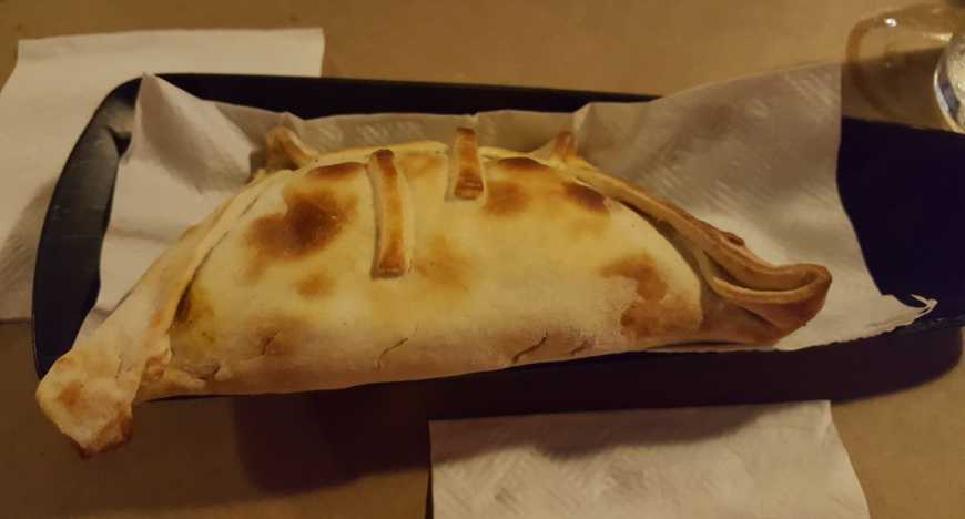 Empanada assada de pernil