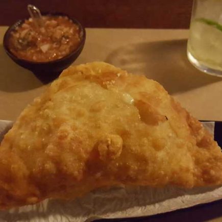 Empanada frita de pizza