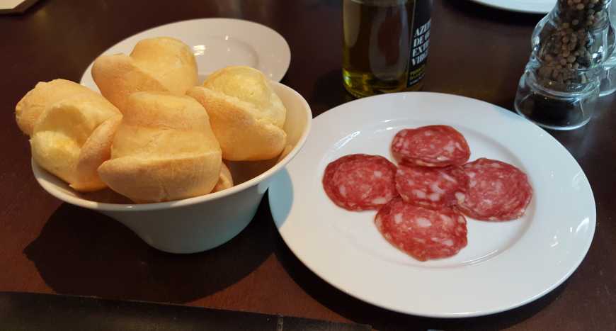 Pães de queijo quentinhos e salame do NB Steak