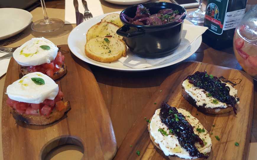 Bruschetta de bufala, salsicciotto al vino rosso con radicchio e bruschetta de capra