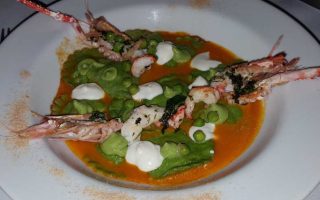 Fagottini recheado com lagostim e burrata, urani e bouillabaisse