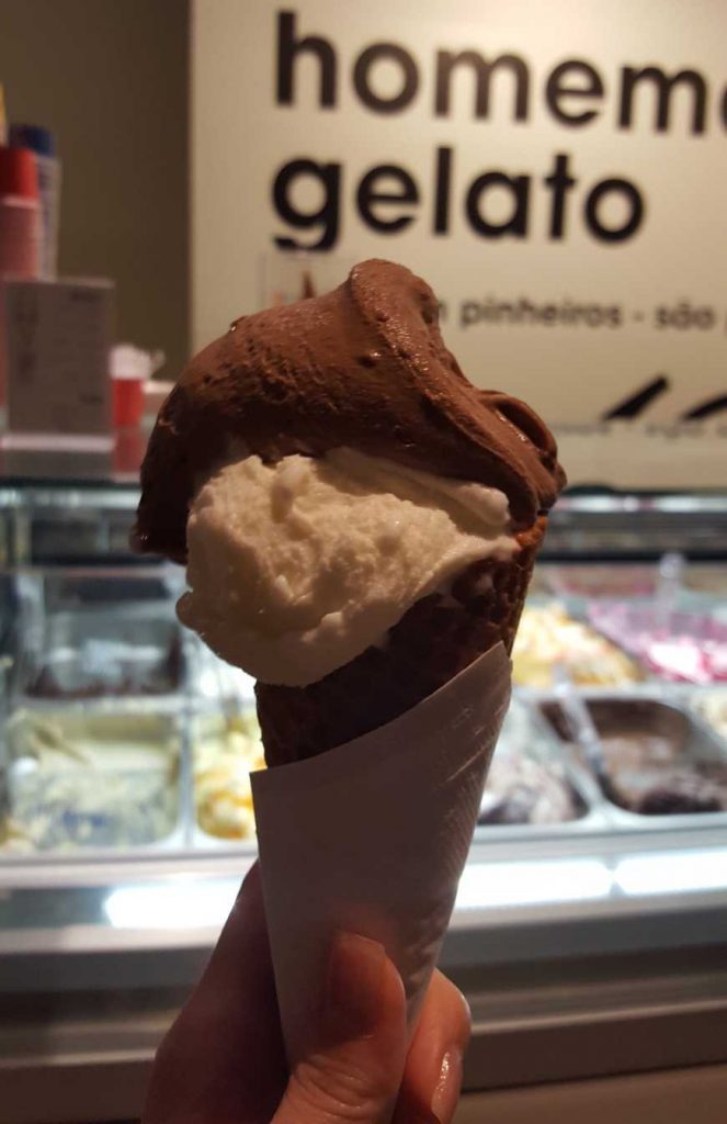 Gelato de cereal milk e chocomalte com cookies na deliciosa casquinha de canela