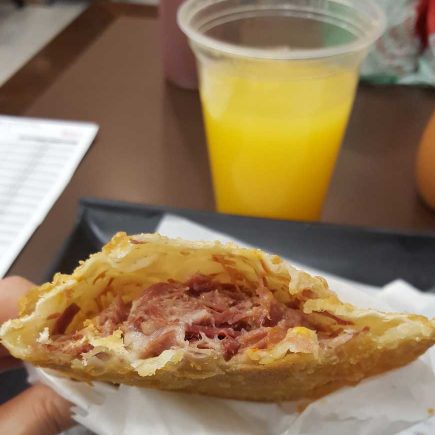 Pastel de carne seca e muçarela bem recheado