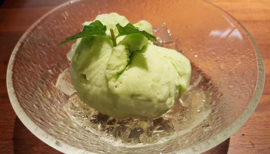 Sorvete de maçã-verde com gelatina de sakê doce