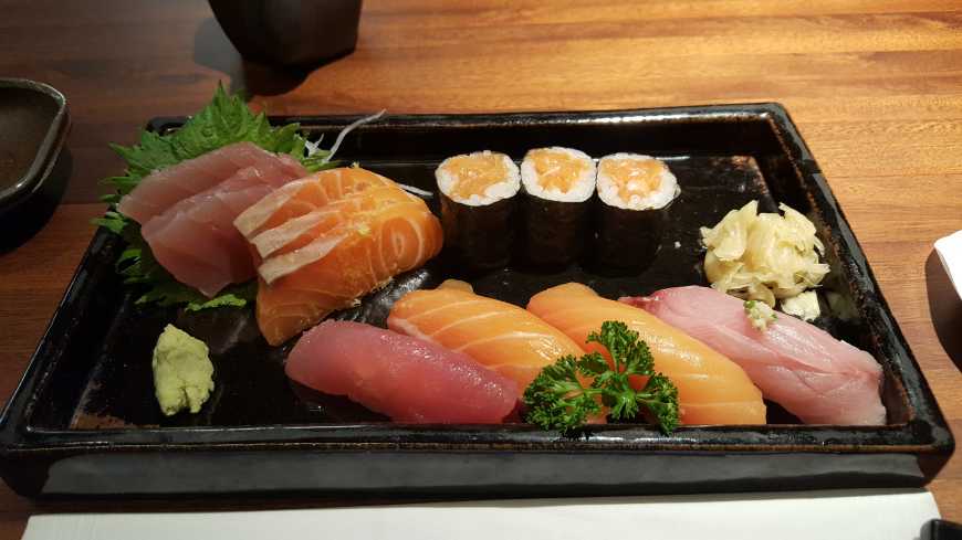 Sushis e sashimis, entrada do Teishoku Villa no J1 Restaurante