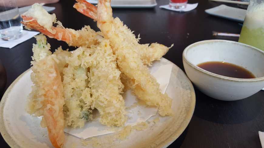 O divino tempurá de camarão e vegetais, clássico da gastronomia japonesa