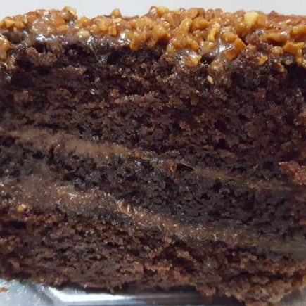 Bolo de brigadeiro e praliné