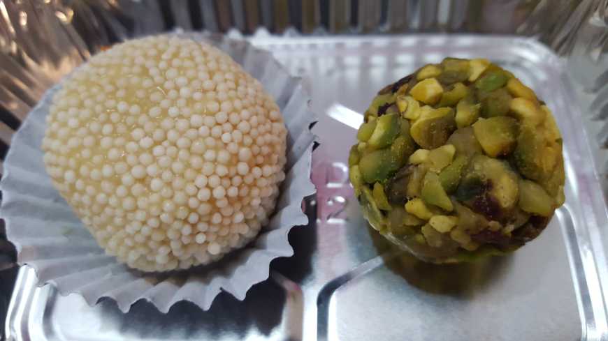 Brigadeiro de uva e crocantino de pistache