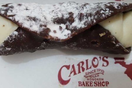 O maravilhoso cannoli versão chocolate!