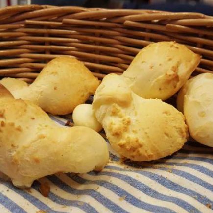 Cesta de pães de queijo quentinhos