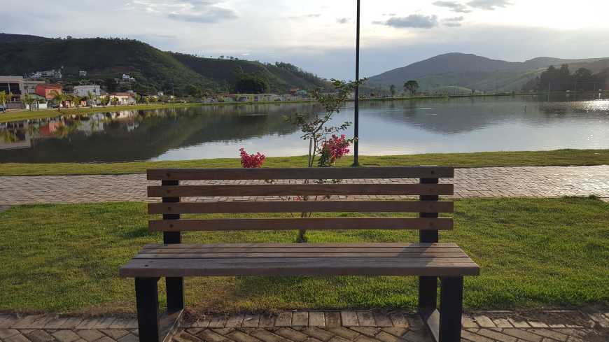 Orla da Lagoa de Capitólio: ótima para relaxar e assistir ao pôr do sol