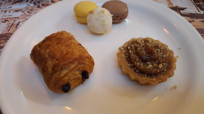 Macarons, torta de doce de leite e pain au chocolat