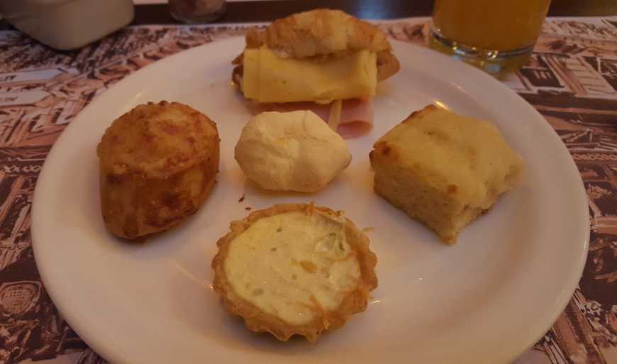 Buffet de café da manhã: Croissant com frios, croque monsier, quiche de legumes, brioche com frios e pão de queijo