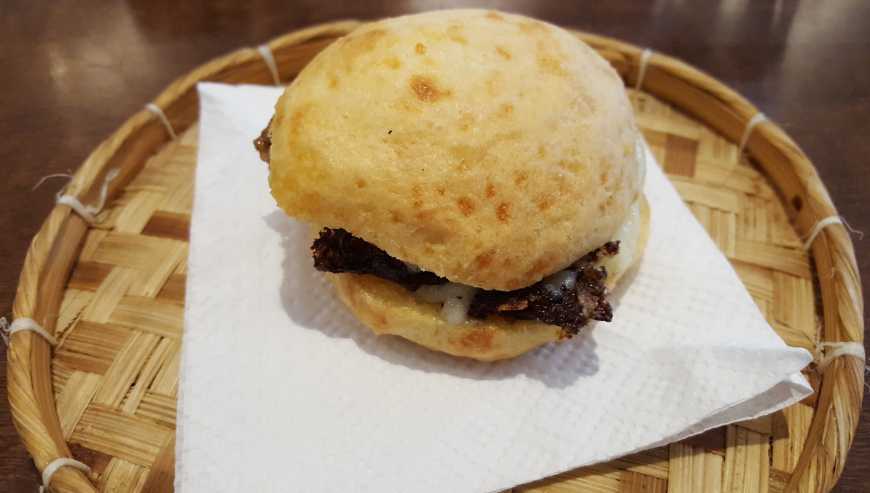 Delicioso pão de queijo recheado com requeijão de corte!