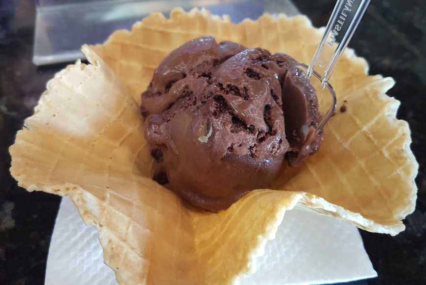 O refrescante sorvete de chocolate com pedaços