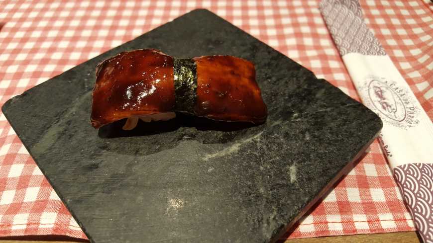 Do Japão ao Brasil: sushi de papada de porco com tucupi negro