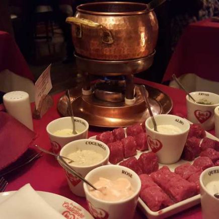 Deliciosa fondue de carne meio filet mignon e meio baby beef