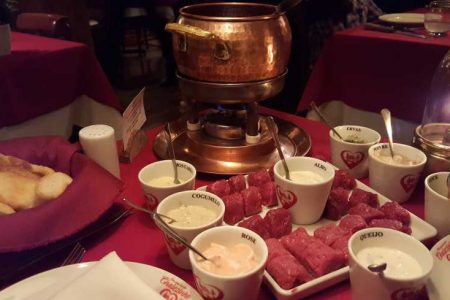 Deliciosa fondue de carne meio filet mignon e meio baby beef