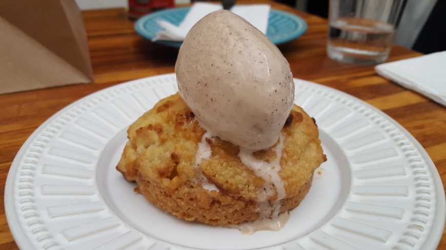 Milopita do Kouzina com sorvete de canela