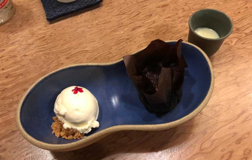 Origami:  bolo suflê quente de chocolate meio amargo com sorvete de creme e calda de wasabi do Aizomê