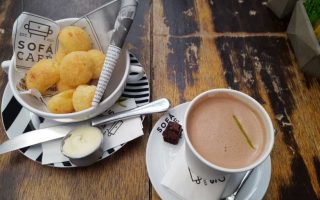 Pão de queijo e chocolate quente