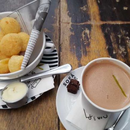 Pão de queijo e chocolate quente