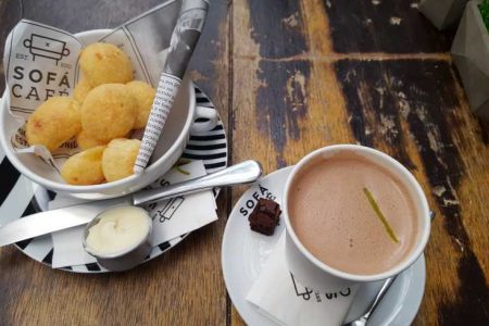 Pão de queijo e chocolate quente