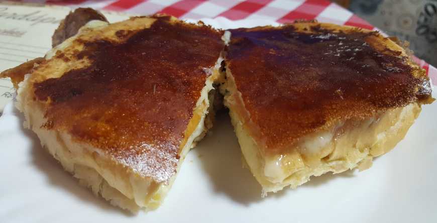 Lanche de linguiça e queijo com casquinha de requeijão