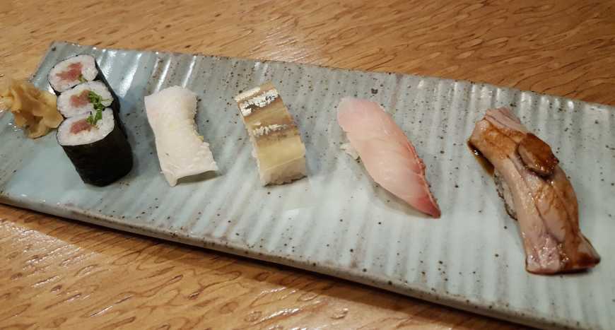 Seleção de sushis do Aizomê