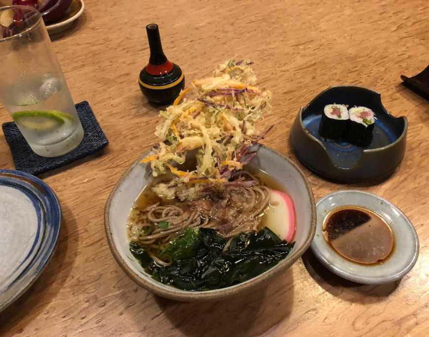 Soba com tempura de legumes